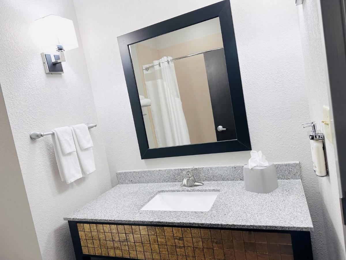 Holiday Inn Express & Suites Houston East - Baytown, An Ihg Hotel Экстерьер фото